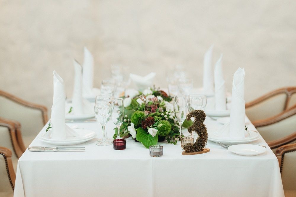 banquet-hall-for-weddings-with-decorative-elements-5C2C7H2.jpg