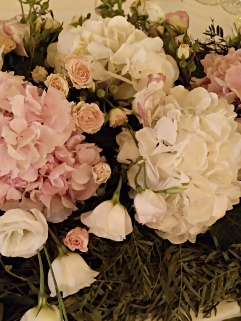 Detalle decorativo de adornos florales celebración bodas