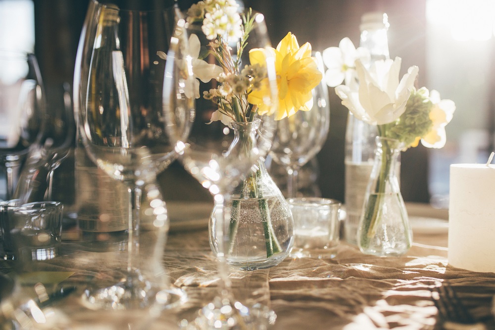 wineglasses-bottle-of-water-wedding-banquet-at-sun-4YTWN3E.jpg