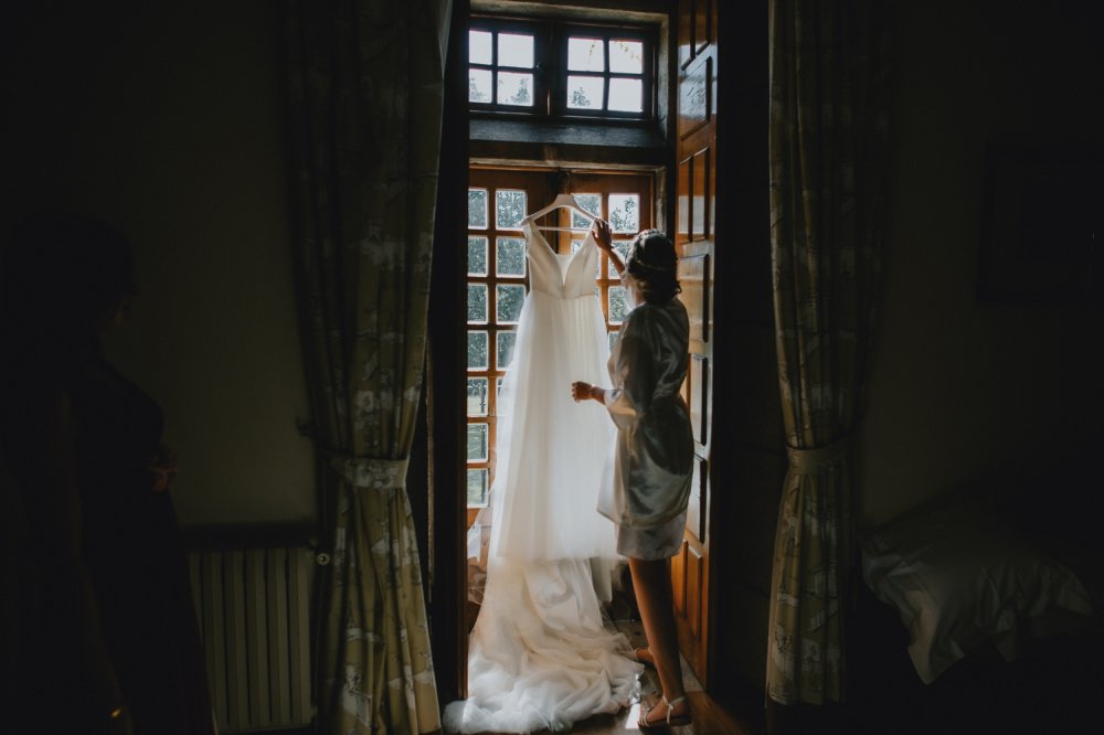 bride-with-her-dress-before-the-wedding-2022-01-18-23-52-41-utc.jpg