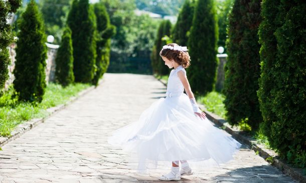 Ventajas de una finca comunion Madrid, frente a un restaurante