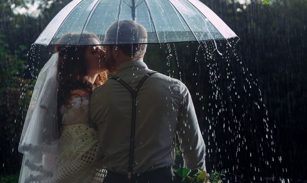 Donde celebrar tu boda si llueve: consejos prácticos para un enlace pasado por agua