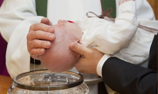 ¿Cómo celebrar un bautizo paso a paso?